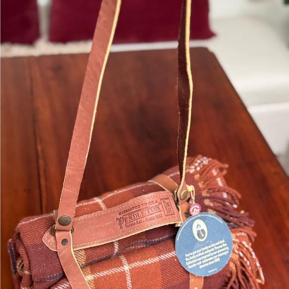 Pendleton Wool Throw Picnic Blanket with Leather Travel Strap - Picture 2 of 5